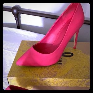 Fuchsia high heeled pumps.
